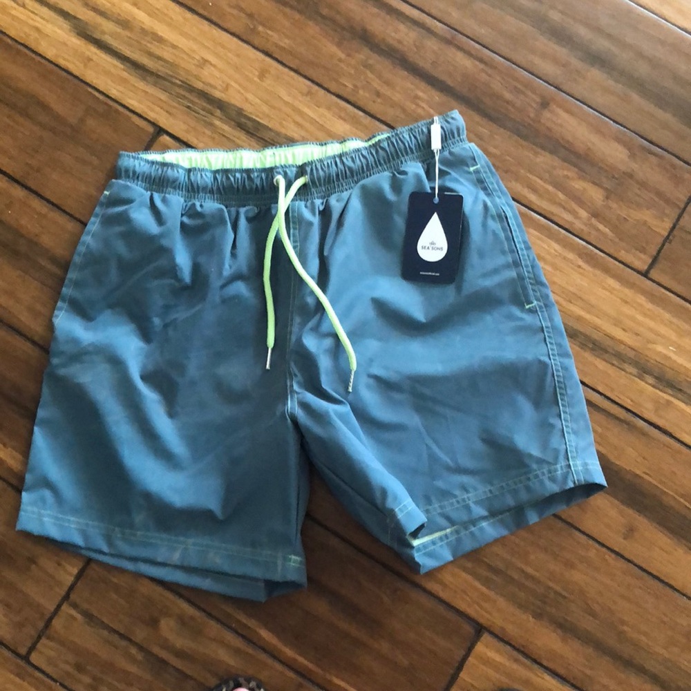 Sea’sons color changing men’s swimsuit large